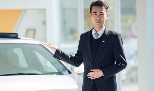 汽車(chē)營(yíng)銷與服務(wù)職業(yè)崗位實(shí)踐 汽車(chē)銷售的關(guān)鍵技能與發(fā)展路徑